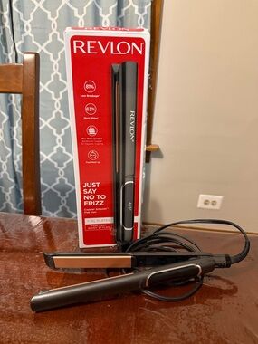 Revlon Black Flat Iron with Copper-Plated Plates